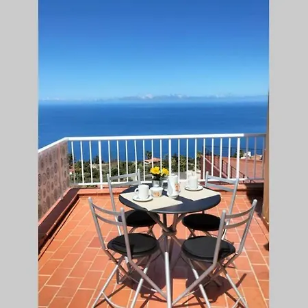 Espectaculares Vistas Al Majestuoso Teide Y Al Mar